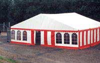 Teltudlejning af 10x30 m telt, aamand alu uden gulv - Aamand Rd/Hvid 10xXm. Alt til festen - Aamand Udlejningscenter.