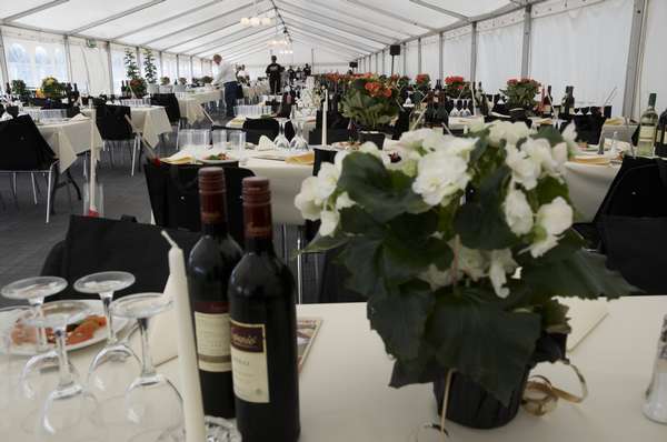 Festudlejning-jylland, borde inde i telt- www.aamands.dk