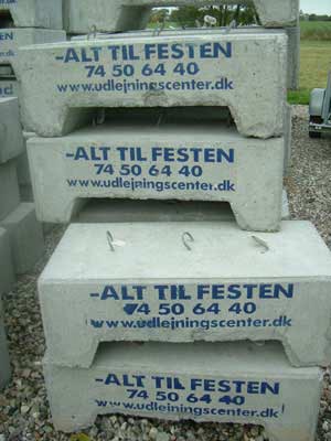 Udlejning af betonklodser til fastgrelse af telt - 80330 Alt til festen - Aamand Udlejningscenter.